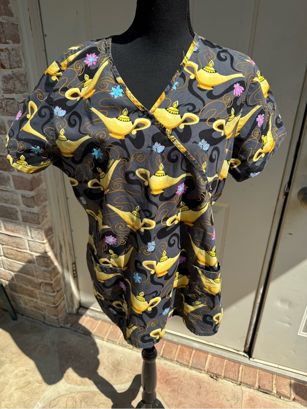 Disney Aladdin, Short Sleeve, Black & yellow, Scrub Top, Size Large